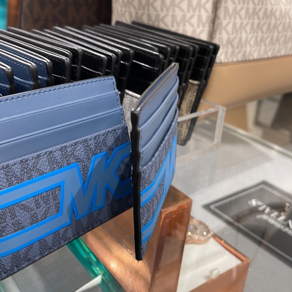 Michael Kors Cooper Graphic Logo Tall Card Case Denim Multi
Denim Multi
NWT - Picture 3 of 16